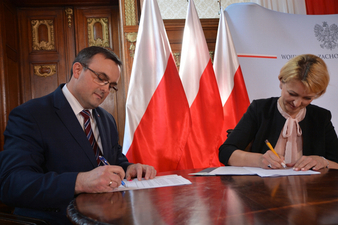 Umowy w ramach programów Maluch+ i Opieka 75+ podpisane