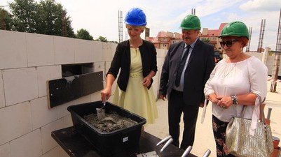 Wbudowanie kamienia węgielnego pod przedszkolo-żłobek