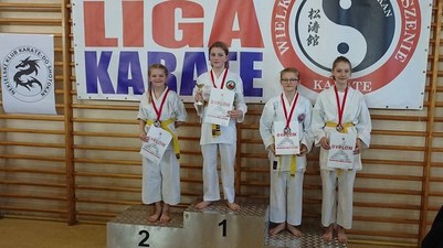 Młodzi karatecy z medalami