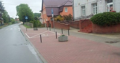 Reorganizacja parkingu przed budynkiem poczty przez Zarząd Dróg Powiatowych w Łobzie